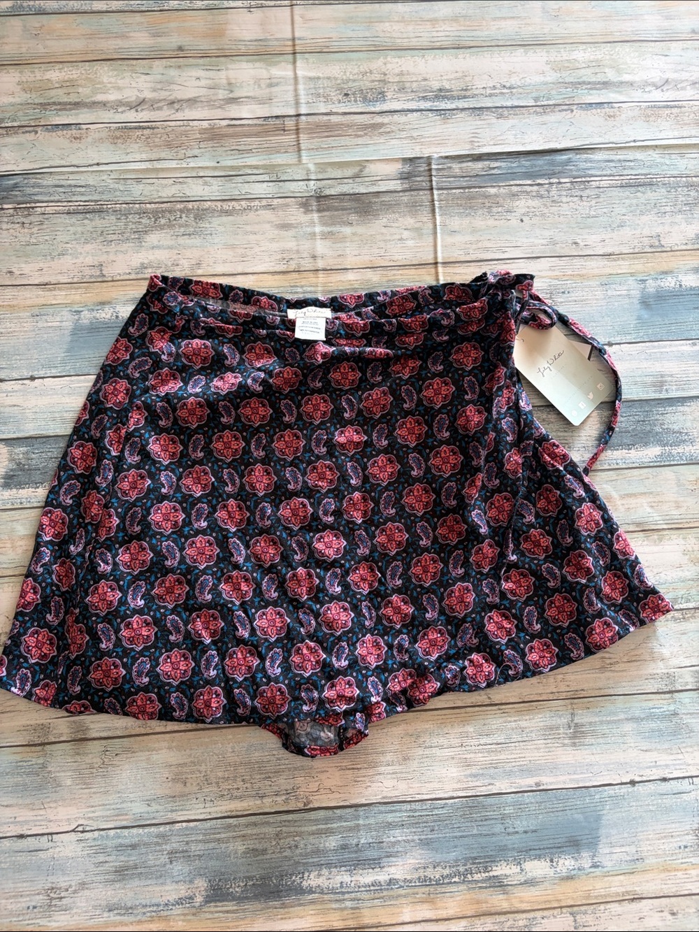 Lily White Navy Skort with Pink Floral Medallion Print Size M NWT - Picture 3 of 6